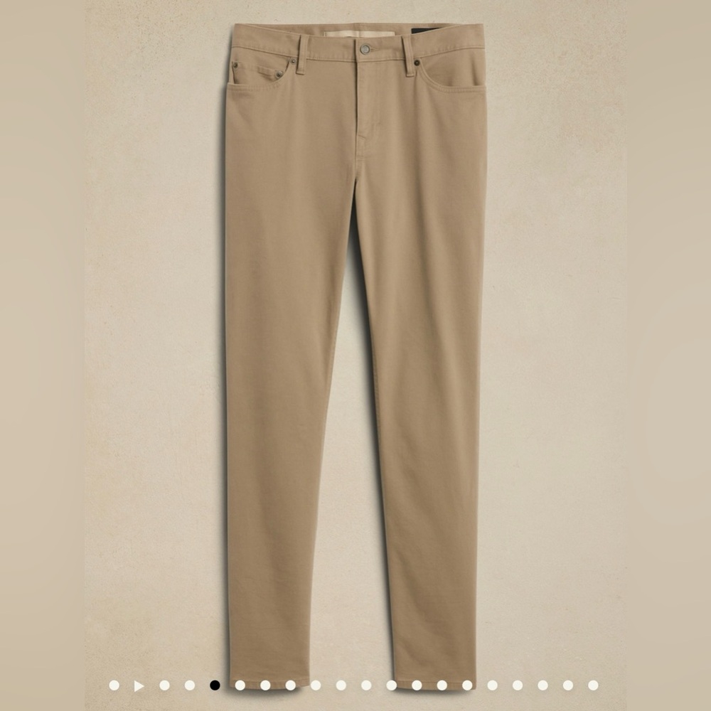 Banana Republic men’s Traveler pants in khaki color